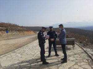 Dëmtohen shtyllat e ndriçimit publik, kontejnerët dhe asete të tjera me vlerë te Maja e Shkodranit